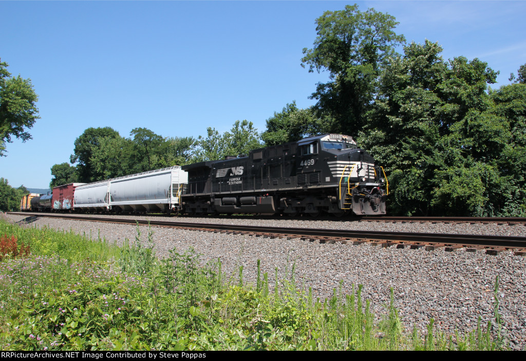 NS 4469 takes a train east at MP 116